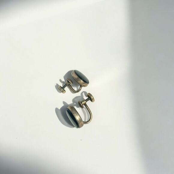 Vintage Black resin oval shaped screw back earrings 1/20 12k - Picture 4 of 7
